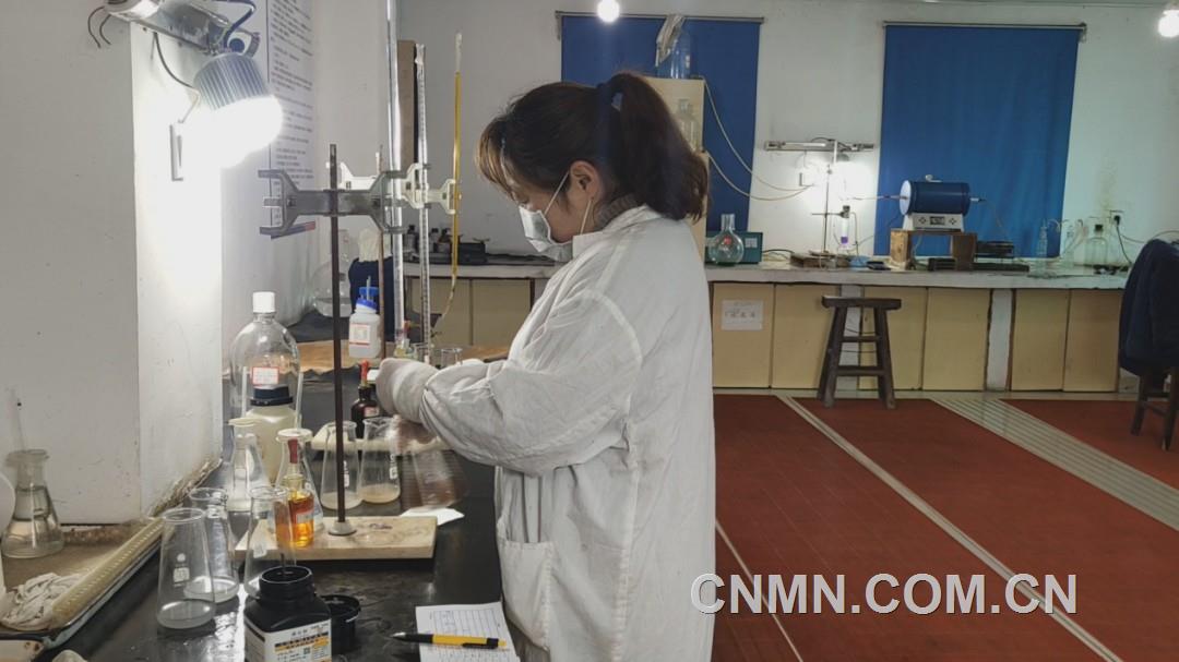 1.3化验女工钱桂琳正在进行含铜分析滴定
